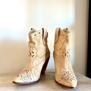Carlos by Carlos Santana Beige Booties genuine leather cowboy boho